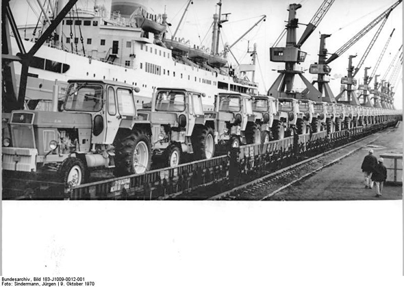 tl_files/bilder/Schuco/Bundesarchiv_Bild_183-J1009-0012-001,_Rostock,_Überseehafen,_Traktoren_auf_Güterwaggons_warten_auf_Verladung.jpg