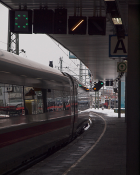 Fahrtanzeiger in Düsseldorf Hbf 2010. Foto: Friedhelm Weidelich 