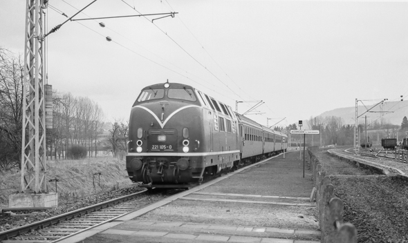221 105 vom Bw Villingen mit IC 1977 in Aldingen. Foto: Friedhelm Weidelich 