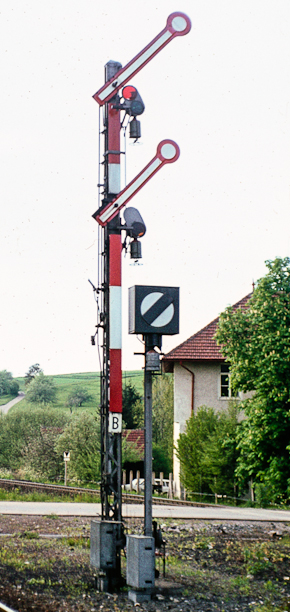 Gekoppeltes Flügelsignal in Aldingen, Foto 1970: Friedhelm Weidelich  